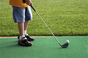 childs_feet_at_driving_range[1].jpg